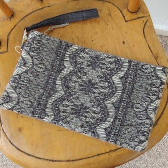 Graceful Goods Applique Wristlet - Picture 1 of 4